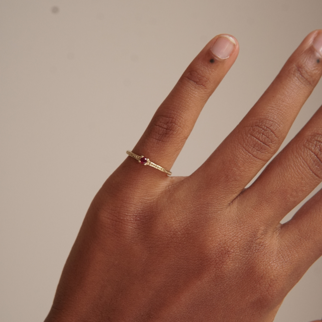 Find the perfect gold ring with stone