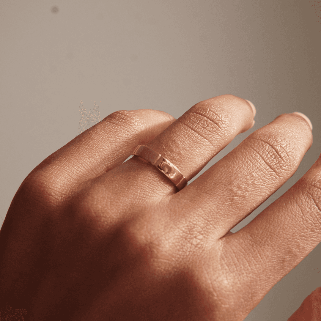 Engraved lines on gold ring for men and women