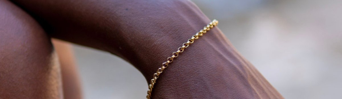 A gold rolo bracelet in focus. Gold bracelet made in Portugal.