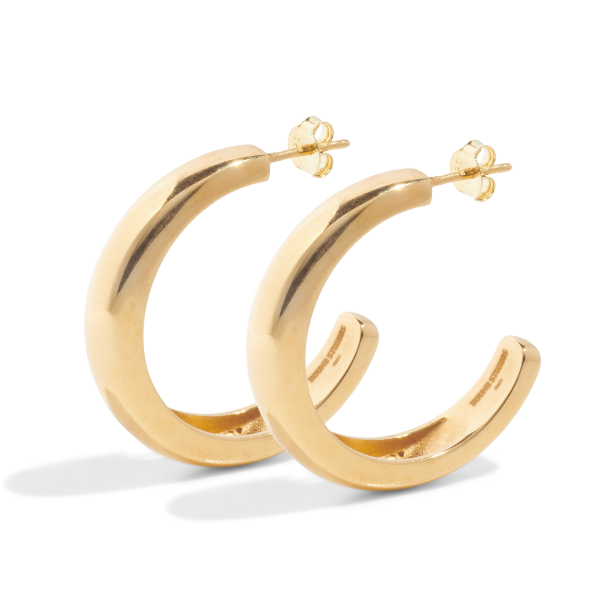 packshot op a pair of bold gold hoop earrings