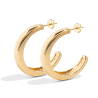 packshot op a pair of bold gold hoop earrings